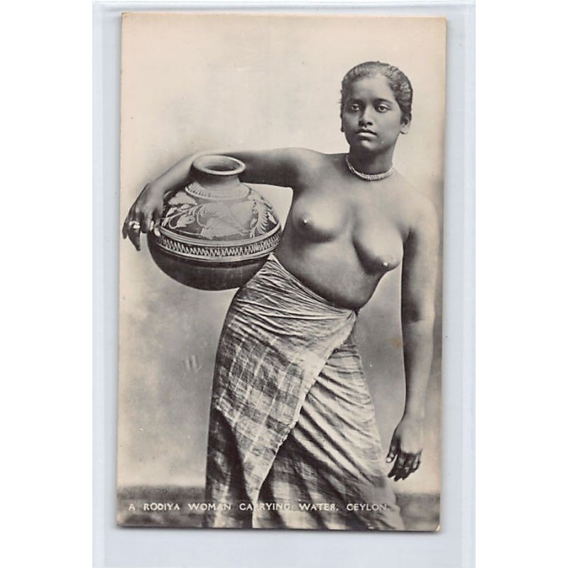 Sri Lanka - A Rodiya woman carrying water - Publ. Plâté Ltd. 77