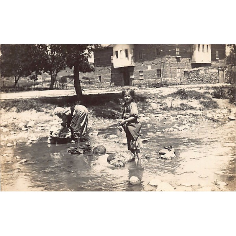 Albania - Near Pogradec - Young albanian washerwomen - REAL PHOTO August 1918 - Publ. unknown