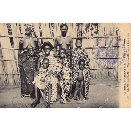 Côte d'Ivoire - NU ETHNIQUE - Une famille devant leur case (Grand-Bassam) - Ed. L. Métayer 46