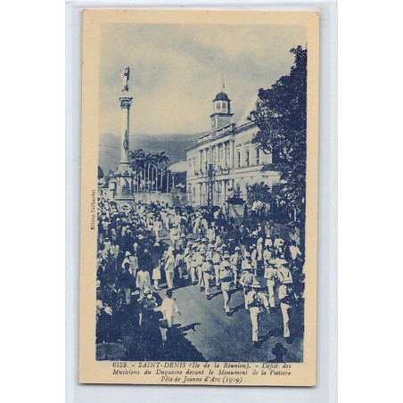 La Réunion - SAINT-DENIS - Défilé des Musiciens du Duquesne devant le monument de la Victoire - Fête de Jeanne d'Arc (1919) - Ed