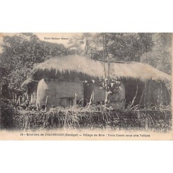 Sénégal - Environs de ZIGUINCHOR Casamance - Village de Brin - Trois cases sous une toiture - Ed. Mme Sémont 19
