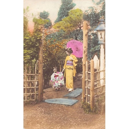JAPAN - Geisha with a pink umbrella and a child in kimono - REAL PHOTO TINTED