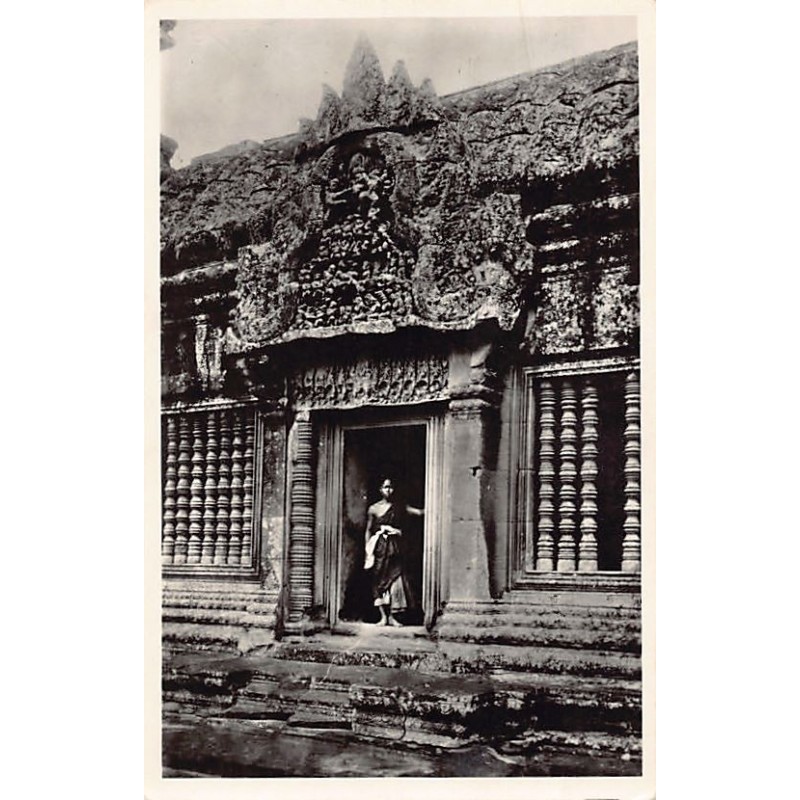 Cambodia - ANGKOR VAT - One of the doors of the 2nd floor gallery - Publ. P C Paris 124