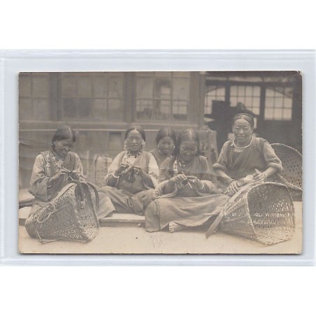 India - DARJEELING - Tibetan or Bhutia women knitting - REAL PHOTO Year 1923